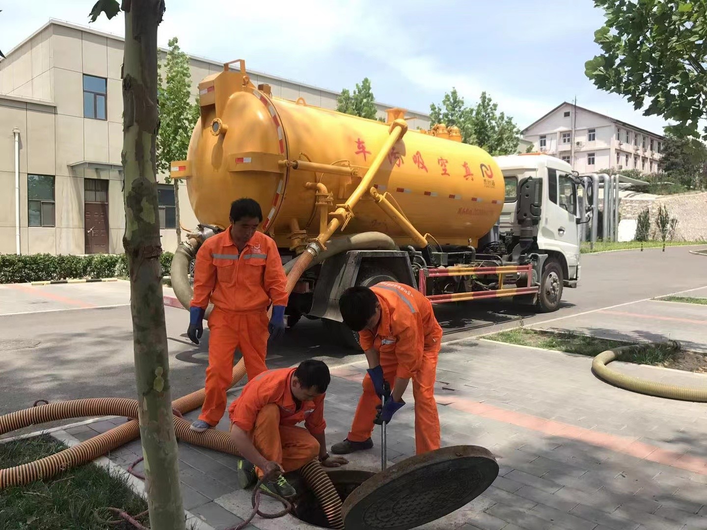 荆州管道疏通车停在窨井附近