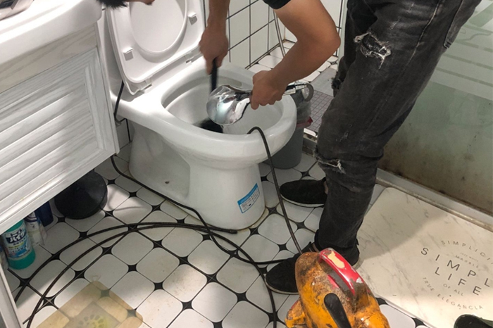 荆州马桶堵塞自己疏通还是找师傅?专业上门服务让你省时更省心